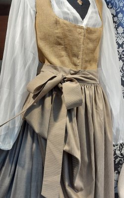 Dirndl in hellbraun mit Trachtenkette