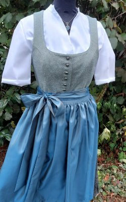 Dirndl in blau und weiß kariert und grüner Schürze