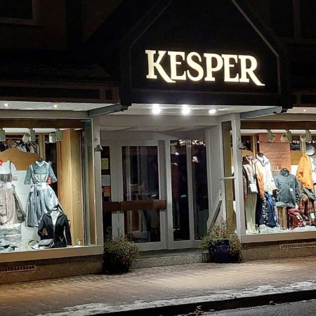 Sporthaus Kesper am Abend