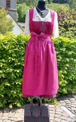 Pinkes Dirndl mit Trachtenkette
