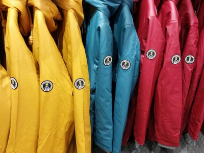 Regenjacken in gelb, blau und rot