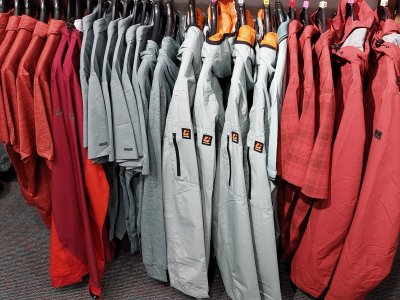 Herrenbekleidung farbenfroh